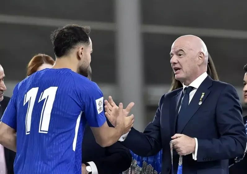 مدال طلای کافا با دستان اینفانتینو  بر گردن یک پرسپولیسی