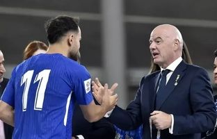 مدال طلای کافا با دستان اینفانتینو  بر گردن یک پرسپولیسی
