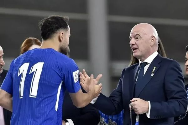 مدال طلای کافا با دستان اینفانتینو  بر گردن یک پرسپولیسی