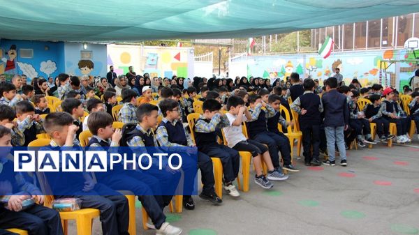 جشن شکوفه‌ها در دبستان منوچهر رزاقی ناحیه۳ مشهد