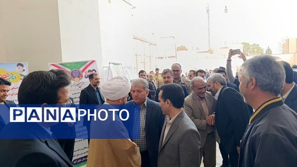 بازدید مسئولان از نمایشگاه فعالیت‌های ادارات شهرستان خلیل آباد
