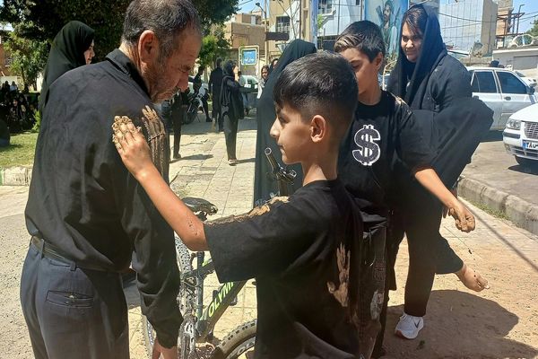آیین سنتی «گل مالی» در روز عاشورا