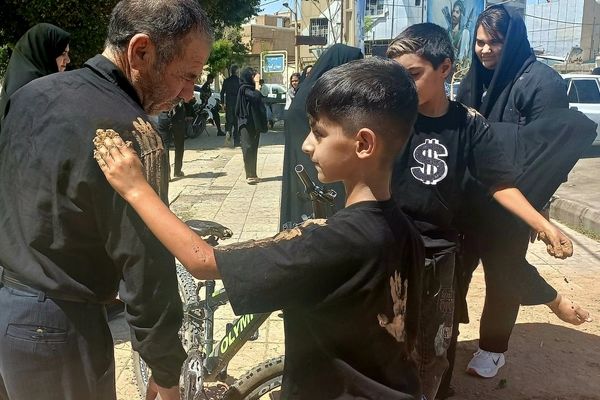 آیین سنتی «گل مالی» در روز عاشورا