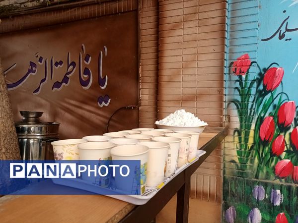 عطر فاطمی در فضای آموزش دبیرستان میرزا جعفر سروقد با برپایی ایستگاه صلواتی 
