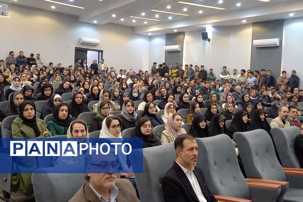 تقدیر از رتبه‌های برتر کنکور در اداره آموزش‌و‌پرورش شهرستان اسلامشهر 