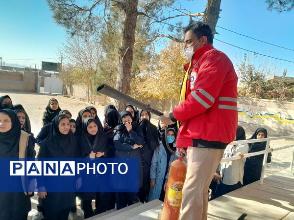 آموزش اطفای حریق و ایمنی به دانش آموزان دبیرستان مادرمهربان خلیل آباد