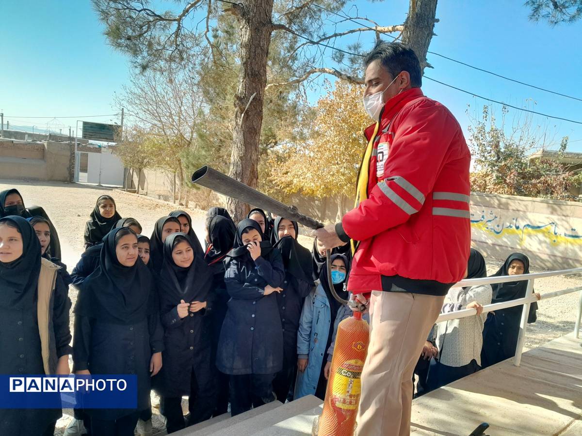 آموزش اطفای حریق و ایمنی به دانش آموزان دبیرستان مادرمهربان خلیل آباد