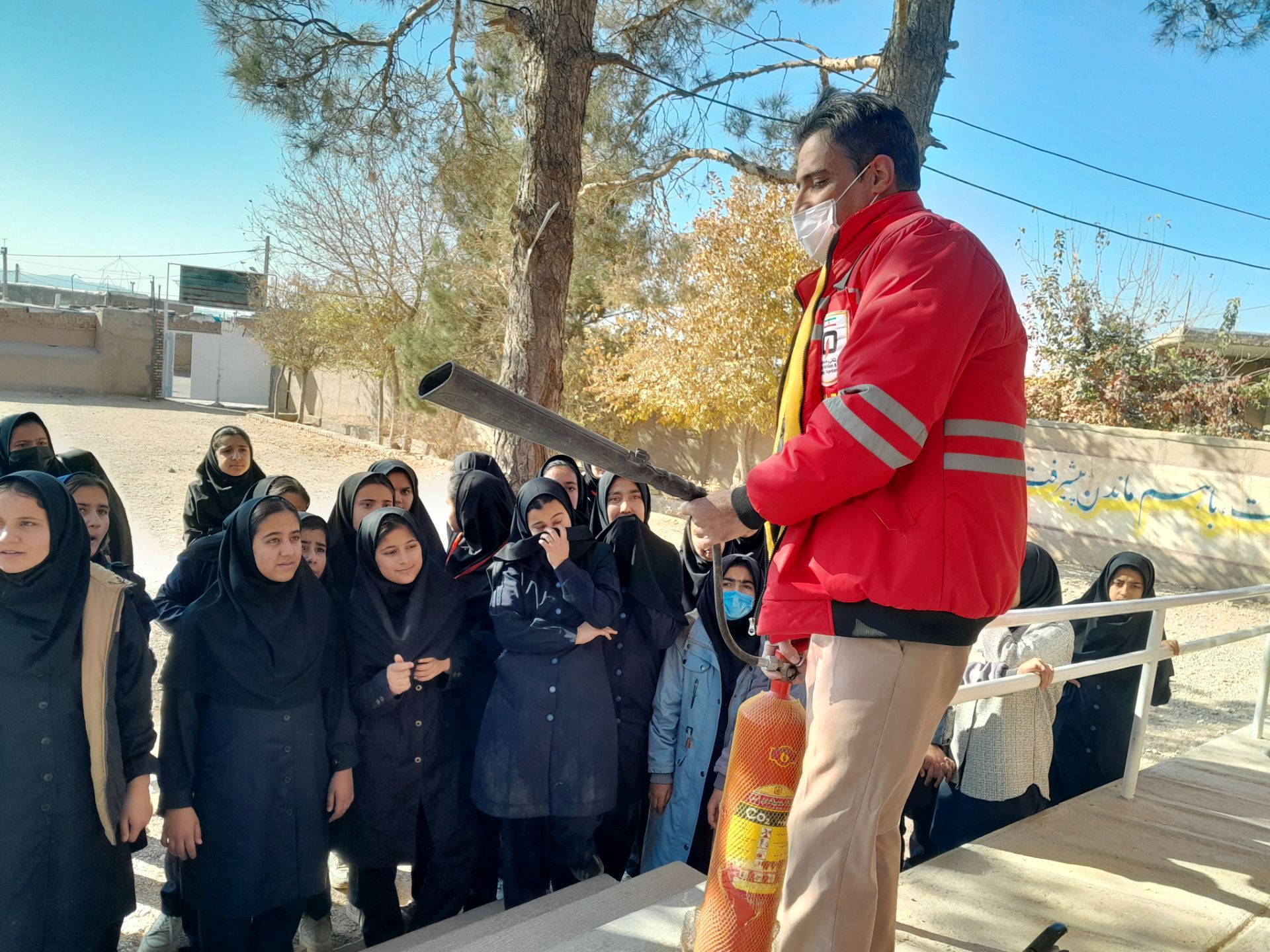 آموزش اطفای حریق و ایمنی به دانش آموزان دبیرستان مادرمهربان خلیل آباد