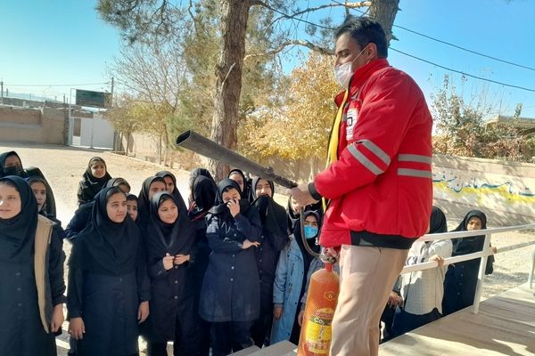 آموزش اطفای حریق و ایمنی به دانش آموزان دبیرستان مادرمهربان خلیل آباد