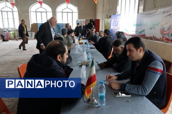 میزخدمت رایگان در مصلای محمدشهر برپا شد