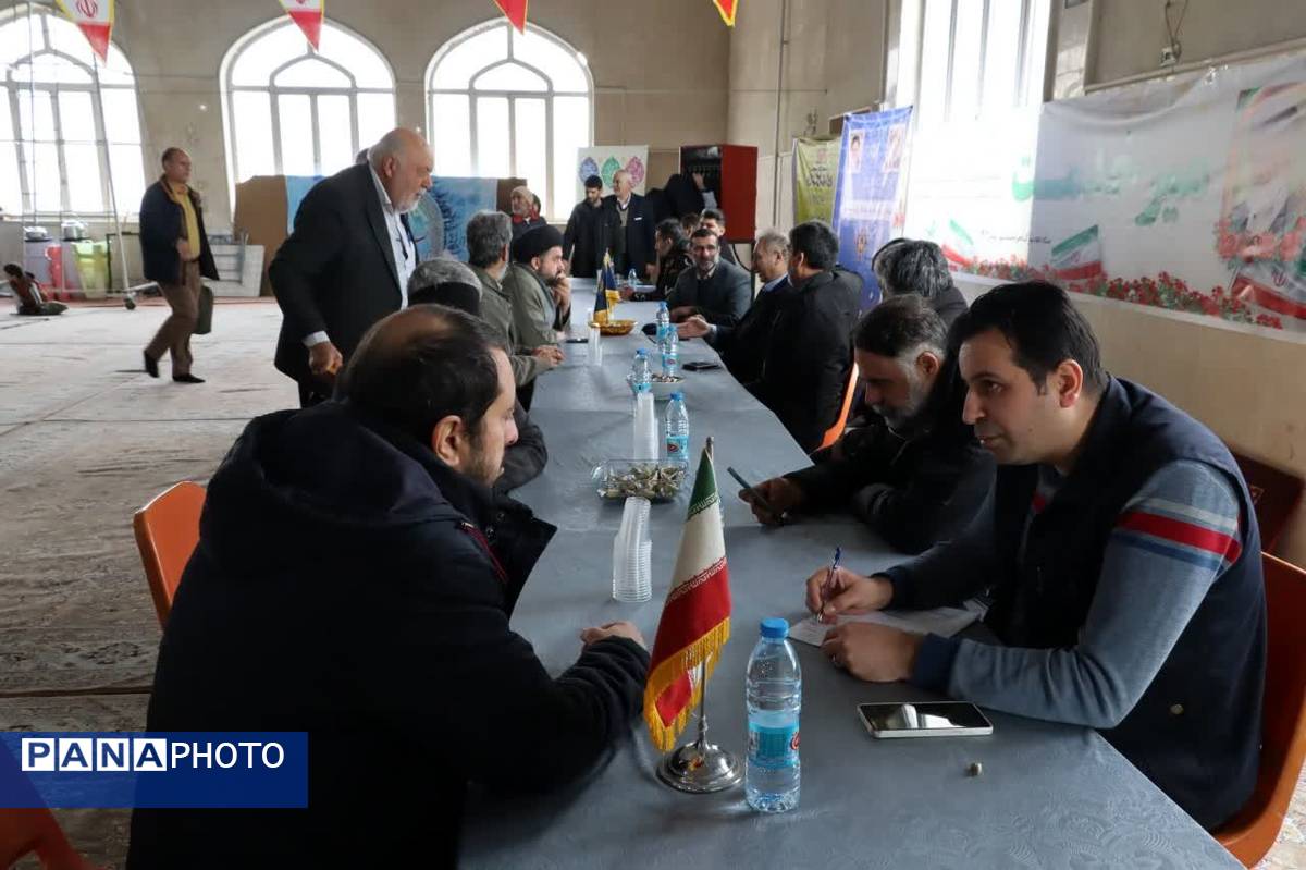 میزخدمت رایگان در مصلای محمدشهر برپا شد