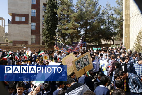 حضور پرشور دانش آموزان محلاتی در راهپیمایی 13 آبان 