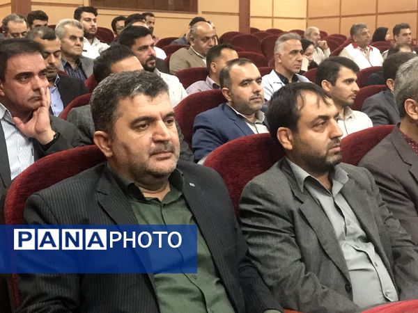 همایش تجلیل از مدیران و کارکنان نمونه شهرستان محمودآباد 
