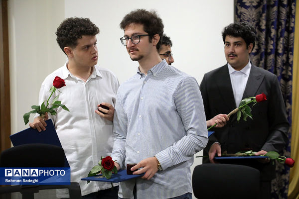 نشست صمیمی وزیر آموزش و پرورش با مدال آوران المپیادهای جهانی