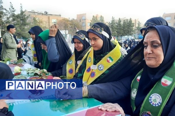 وداع دانش‌آموزان دبیرستان فرهنگیان ناحیه ۷ با شهید گمنام 