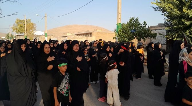 رخت سیاه بر تن کوهنانی