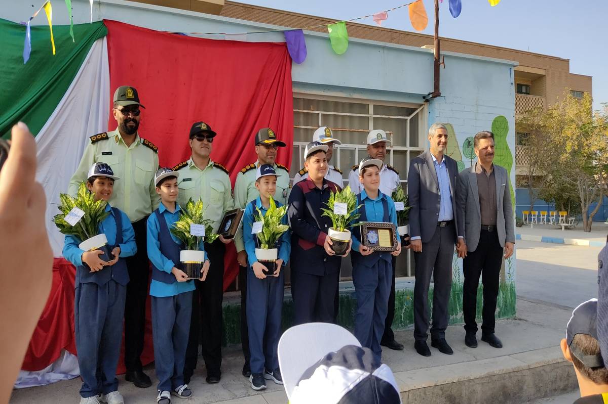 آئین تقدیر از نیروی انتظامی کاشان در دبستان پسرانه سما
