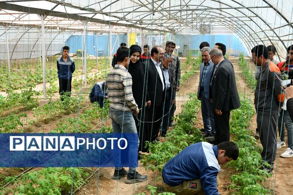 بازدید فرماندار و مدیر آموزش و پرورش مه ولات از مجموعه هنرستان کشاورزی امام خمینی (ره)