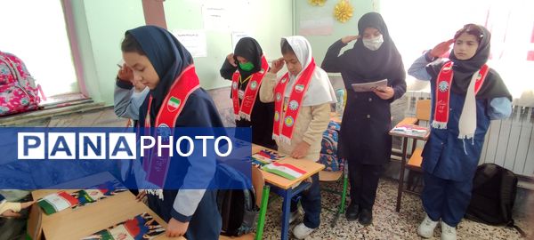 توزیع کتاب « از ایرانمان دفاع می کنیم » در بین دانش‌آموزان پیشتاز مدرسه شهید خاقانی شهرستان شیروان