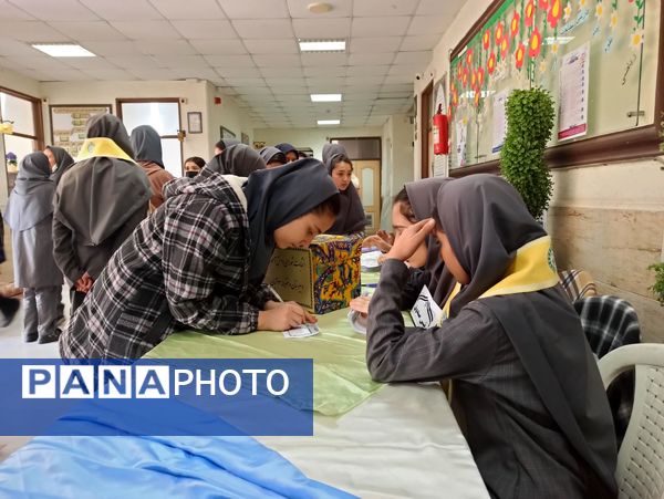 انتخابات شورای دانش آموزی در دبیرستان دخترانه ۱۳ آبان