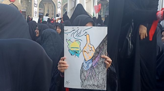 اجتماع حماسی  بانوان مشهدالرضا(ع) با شعار «یک ایران، زینب» در حرم مطهر رضوی