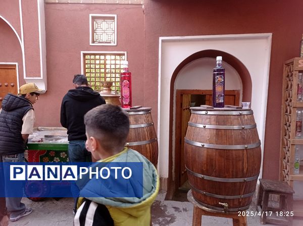 برپایی غرفه‌های صنایع دستی در پارک ایران کوچک 