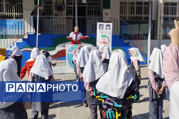 برگزاری مراسم هفته پدافند غیر عامل در دبستان‌ بنت‌الهدی فیروزکوه