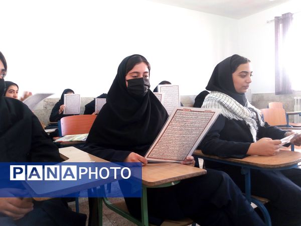 کلاس آمادگی و دفاعی با رنگ و بوی شهدا در دبیرستان فاطمیه