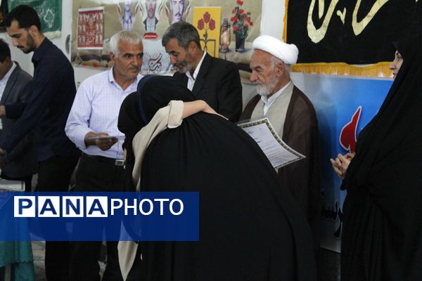 تقدیر از دانش‌آموزان فعال فرهنگی و قرآنی در شهر درق 