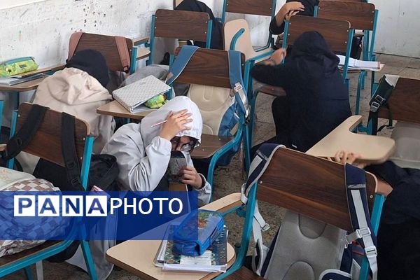 بیست و هفتمین مانور سراسری زلزله و ایمنی در دبیرستان دخترانه فرزانگان شهرقدس با شعار  مدرسه ایمن‌، جامعه تاب آور 