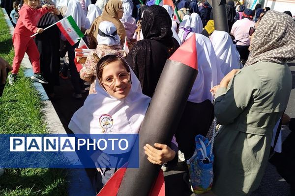 حضور پرشور دانش‌آموزان فشافویه در راهپیمایی ۱۳ آبان