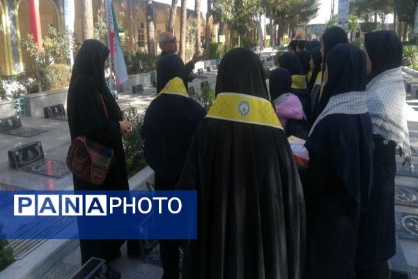 حضورپیشتازان دبیرستان شهید مجید دهنوی درگلزار شهدای بهشت فضل نیشابور