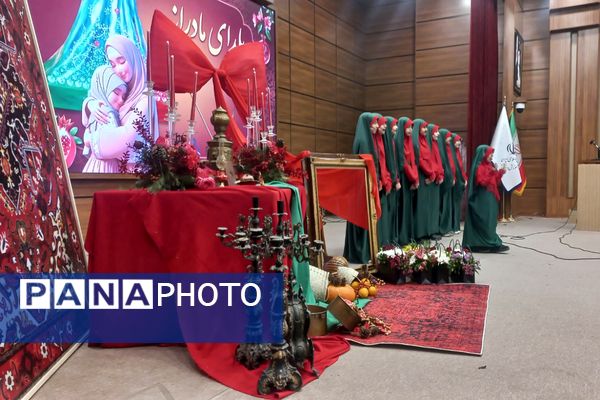 مراسم یلدای مادرانه با حضور فرهنگیان و دانش‌آموزان در اردوگاه شهید منتظری شهریار
