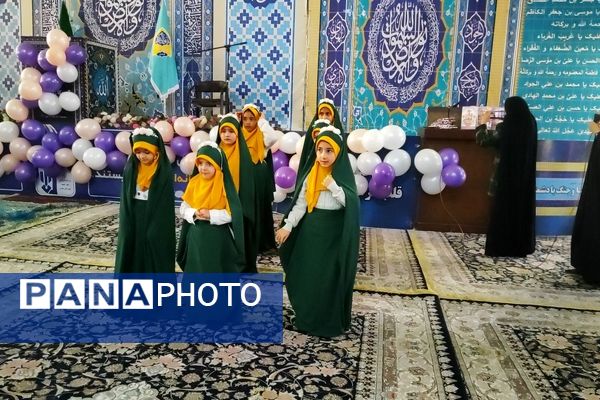 دکلمه‌خوانی دانش‌آموزان در مقابل مادران شهرستان قدس به‌مناسبت روز مادر