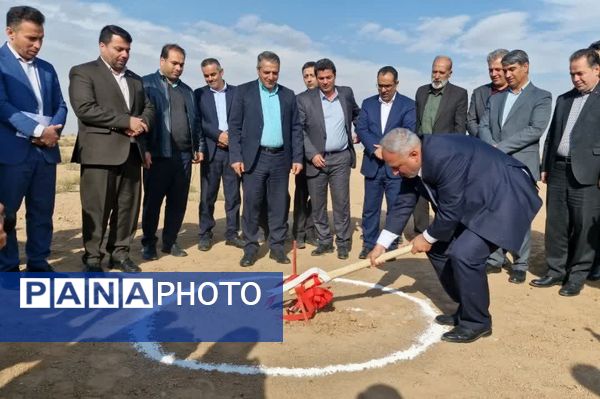 آیین کلنگ‌زنی هنرستان خیرساز هیأت امنایی در قرچک