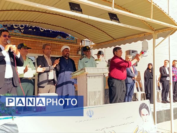 تقدیر مدیر دبیرستان رئیس زاده از پرسنل نیروی انتظامی خلیل آباد