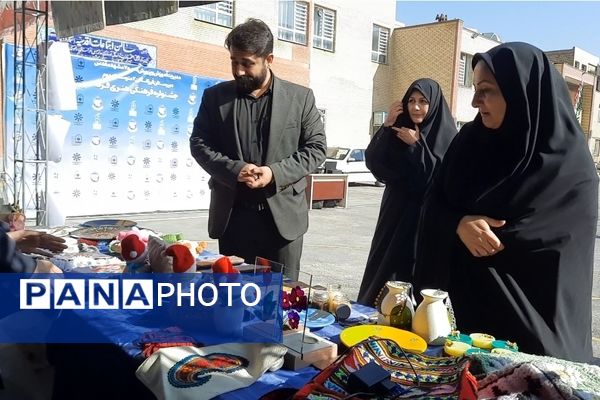 اولین نمایشگاه ماها در دبیرستان فرزانگان ۲ دوره دوم ناحیه ۷ مشهد