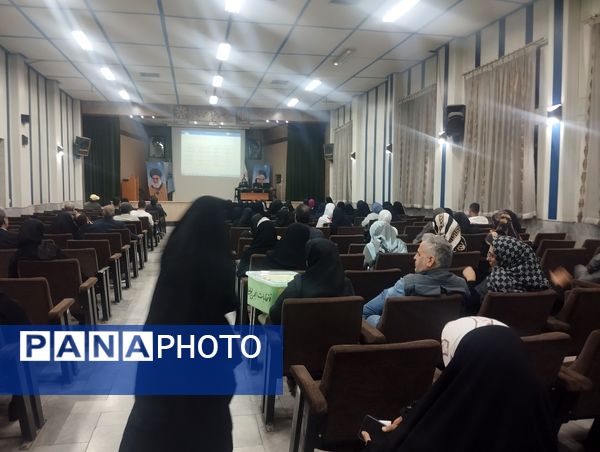 اولین جلسه انجمن اولیا و مربیان دبیرستان فرزانگان ۵ مشهد