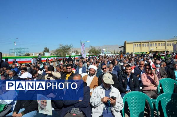 مشت‌های درهم گره خورده دانش‌آموزان کهگیلویه و بویراحمد در راهپیمایی ۲۲ بهمن