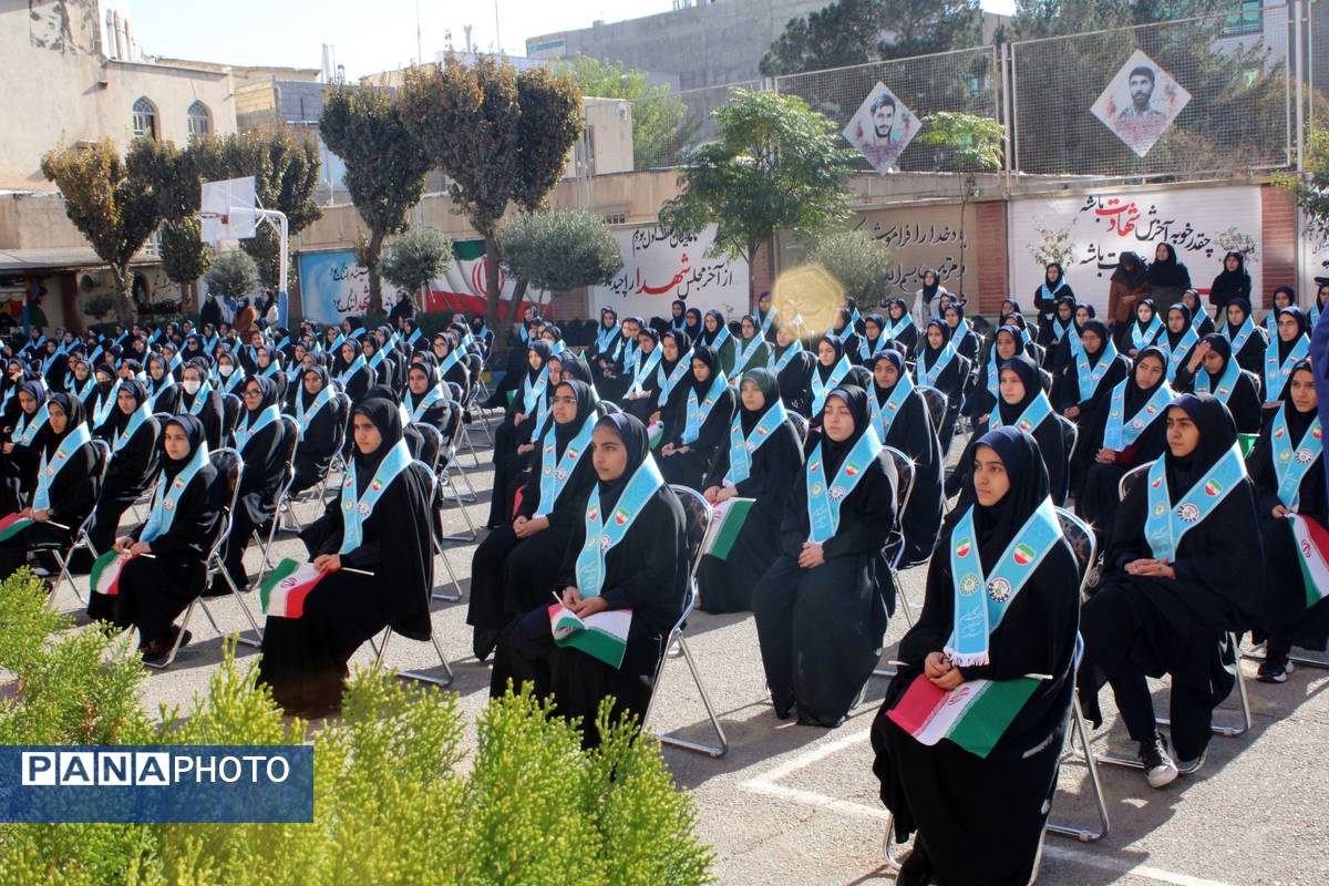 جوشش غیرت و همدلی دانش‌آموزان رباط‌کریم در مراسم وطن‌یار