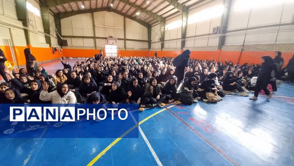 پخت نذری گرامیداشت ایام فاطمیه در دبیرستان دین و دانش مرند