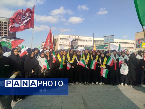 حضور پرشور دانش‌آموزان دبیرستان مهدی خدابنده در راهپیمایی ۱۳ آبان