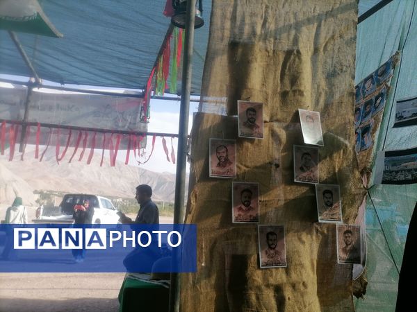 نمایشگاه شهدایی وروایتگری راوی دفاع مقدس در گلزار شهدای شهر بار نیشابور 