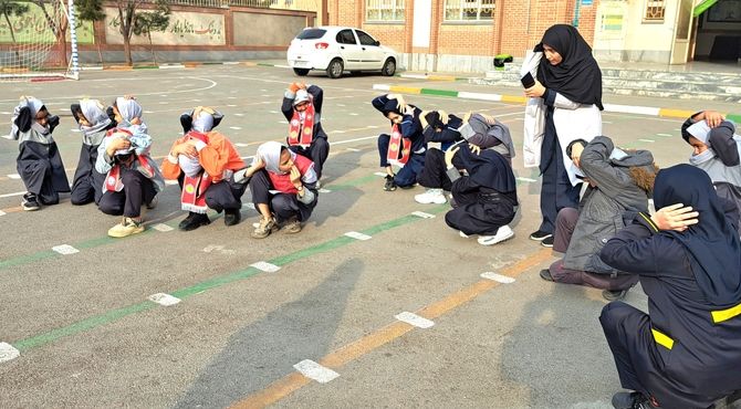مانور زلزله و ایمنی در دبستان آیت‌الله هاشمی رفسنجانی