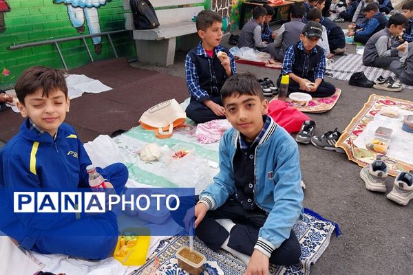 اجرای طرح «صبحانه سالم» در دبستان هیأت امنایی شهید قلنبر ناحیه دو شهرری 