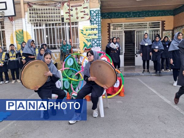 حرکات ورزشی و نمایشی در افتتاحیه المپیاد درون مدرسه‌ای