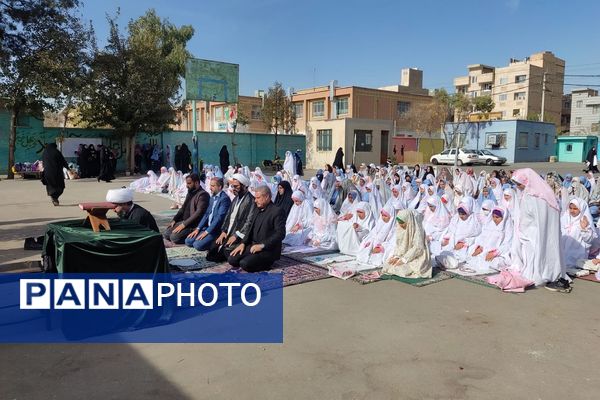 برپایی نماز جماعت مدارس کهریزک با حضور امام جمعه منطقه 