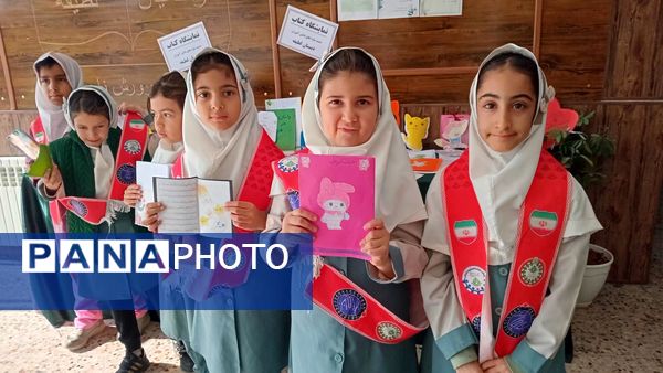 برپایی نمایشگاه کتاب‌های تألیفی و تصویرگری‌شده دانش‌آموزان در دبستان لطیفه