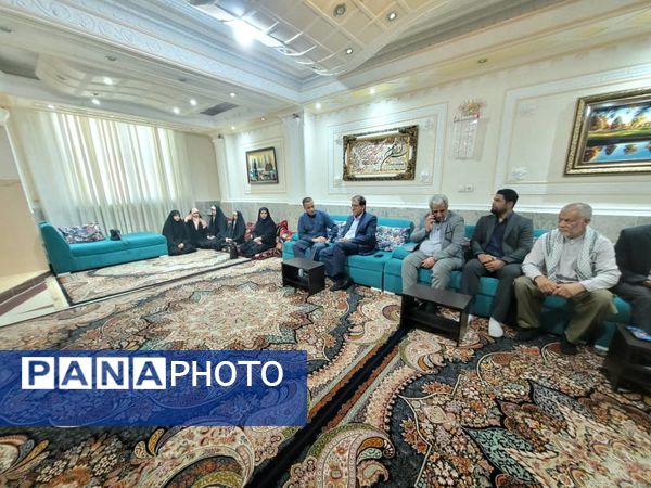 دیدار مسئولان آموزش و پرورش ناحیه یک بندرعباس با خانواده شهید رضا زارعی