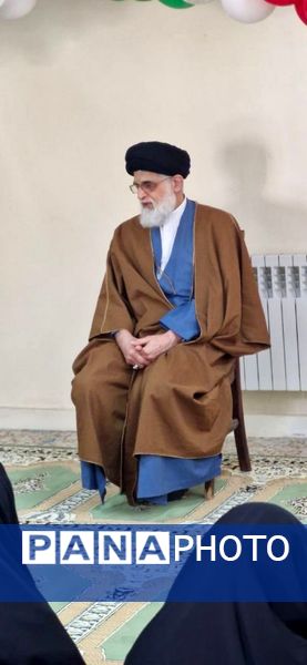 اقامه نماز جماعت مادر و دختری در مدارس انزلی